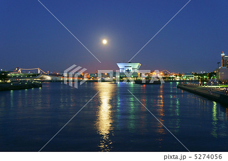 月が水面に反射する横浜港の写真素材
