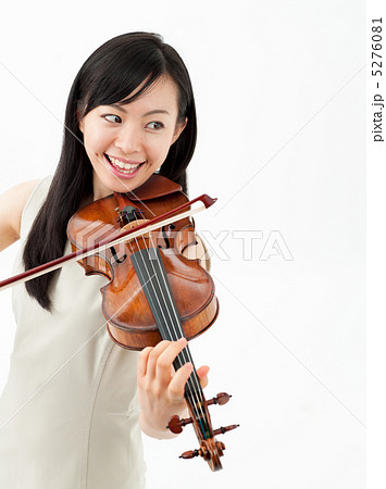 バイオリンを弾く女の子の写真素材