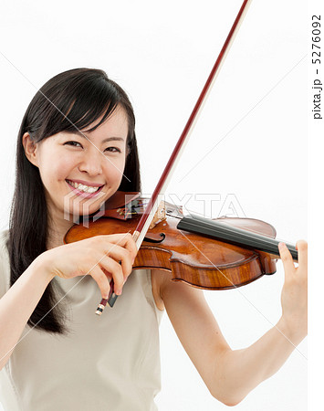 バイオリンを弾く女の子の写真素材
