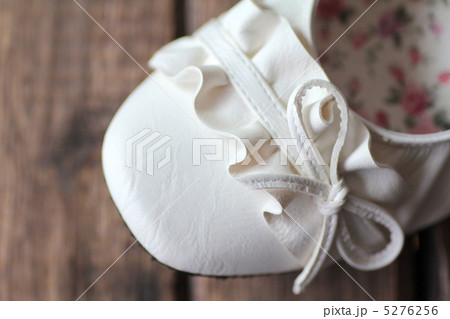 白のフリル付リボンバレエシューズの靴先 5276256