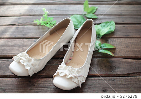 白のフリル付リボンバレエシューズ　ジュニアシューズ 5276279