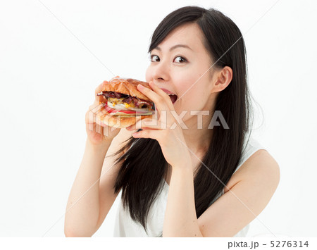 ハンバーガーを食べる女の子 ハンバーガーを食べる女の子 5276314