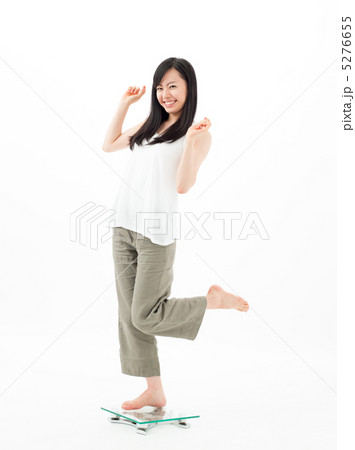 体重計に乗る女の子 体重計に乗る女の子 5276655
