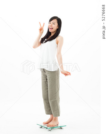 体重計に乗る女の子 体重計に乗る女の子 5276668