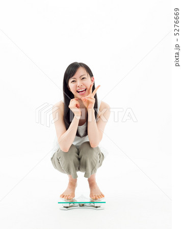 体重計に乗る女の子 体重計に乗る女の子 5276669
