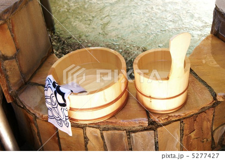 和の癒し・温泉：石の浴槽に桧の湯桶と手桶・横位置斜俯瞰 5277427