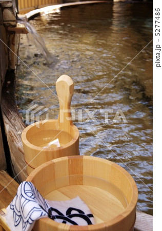 和の癒し・温泉:桧風呂湯口に湯桶と手桶・縦位置俯瞰 和の癒し・温泉:桧風呂湯口に湯桶と手桶・縦位置俯瞰 5277486