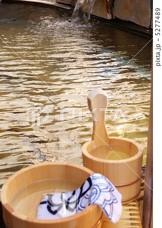 和の癒し・温泉:桧風呂に桧の湯桶と手桶・縦位置アップ 和の癒し・温泉:桧風呂に桧の湯桶と手桶・縦位置アップ 5277489