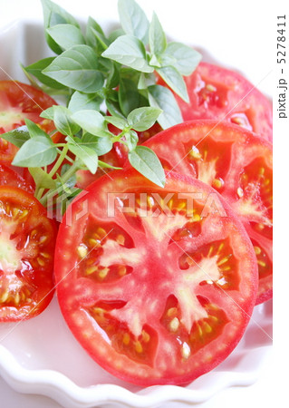 完熟トマトのスライスとバジル 完熟トマトのスライスとバジル 5278411