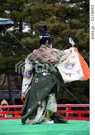蘇利古の雑面をつけた舞楽装束 5278665