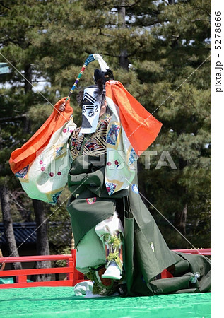 蘇利古の雑面をつけた舞楽 5278666