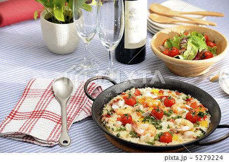 トマトパエリアとワイン 5279224