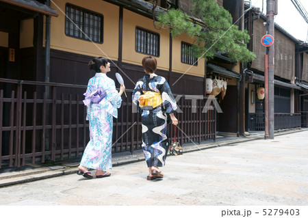浴衣で京都観光する若い女性 5279403