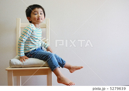 イスに座る子供の写真素材
