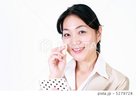 化粧直しをするミドルのビジネスウーマン 5279728
