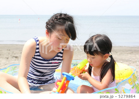 海で遊ぶ姉妹 5279864