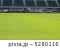 試合前の天然芝サッカーグラウンド 5280116