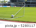 天然芝のグラウンドに置かれたサッカーボールとゴール 5280117