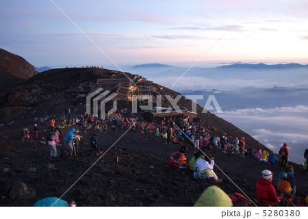 富士山 ご来光時の山頂の様子 富士山 ご来光時の山頂の様子 5280380