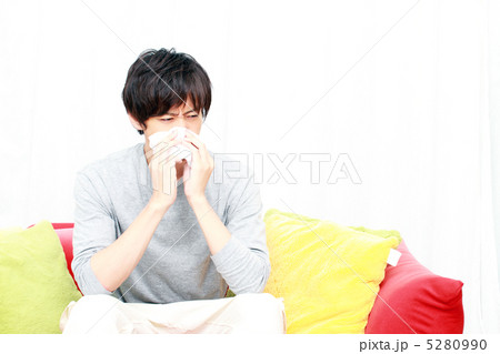 鼻をかむ若い男性 5280990