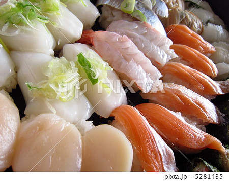 お寿司盛り合わせ 5281435