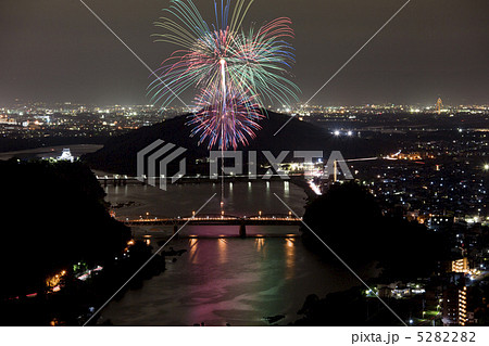花火のある風景の写真素材 522