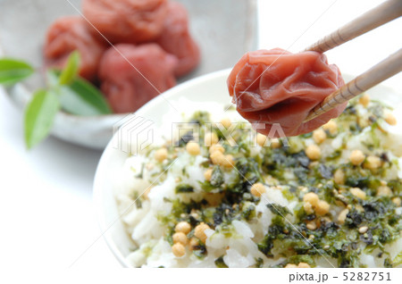 梅茶漬けを仕上げる 5282751