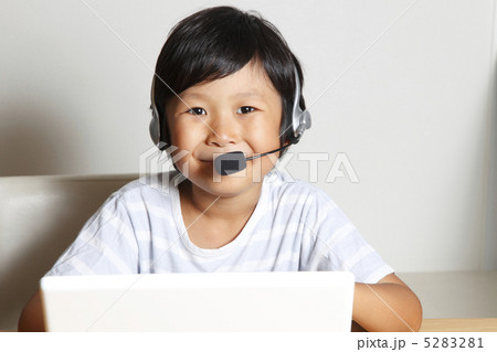ヘッドセットの男の子 ヘッドセットの男の子 5283281
