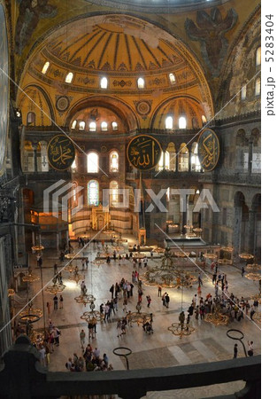 世界遺産アヤソフィアの身廊と後陣、ミフラーブ・カリグラフィー・シャンデリア・聖母子像が見える 5283404