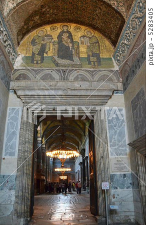 アヤソフィアの側廊入口、聖母子にアヤソフィアを捧げる皇帝のモザイク画 アヤソフィアの側廊入口、聖母子にアヤソフィアを捧げる皇帝のモザイク画 5283405