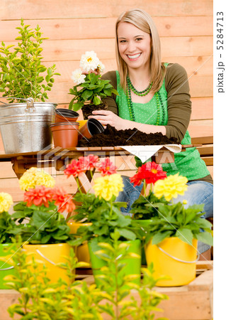 Gardening woman planting spring flower 5284713