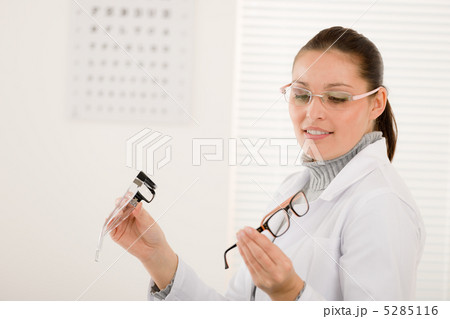 Optician doctor woman with glasses and eye chart 5285116