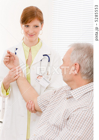 Doctor office - female physician examine patient 5285553