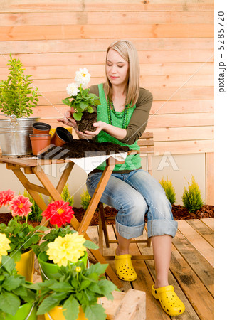 Gardening woman planting spring flower 5285720