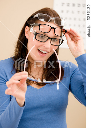 Optician client choose prescription glasses Optician client choose prescription glasses 5286129