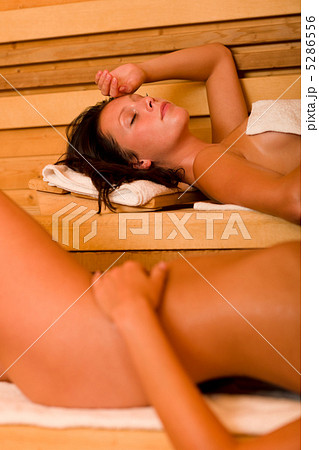 Sauna two women relaxing sweating naked bodies - Stock Photo [5286556] -  PIXTA