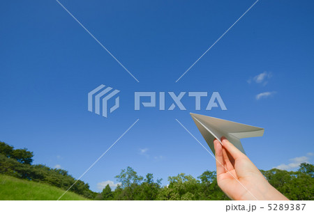 紙飛行機を飛ばす 5289387