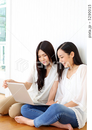 ノートパソコンを使う女の子二人 ノートパソコンを使う女の子二人 5290015
