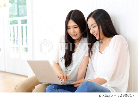 ノートパソコンを使う女の子二人 5290017