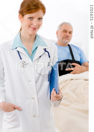 Hospital - doctor examine patient broken arm 5291021
