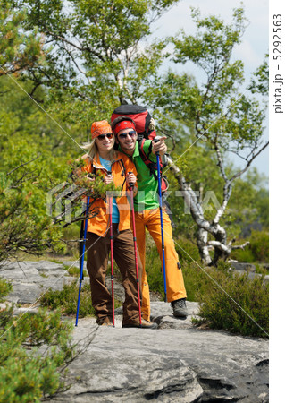 Hiking young couple point at panoramic view 5292563