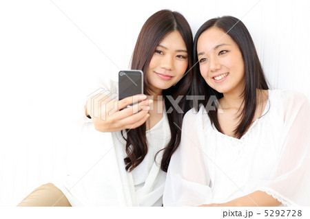 iPhoneで自分撮りする二人の女の子 5292728