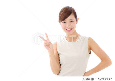 ピースする女性 ピースする女性 5293437