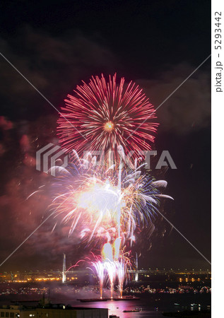 横浜港の打ち上げ花火 横浜港の打ち上げ花火 5293442