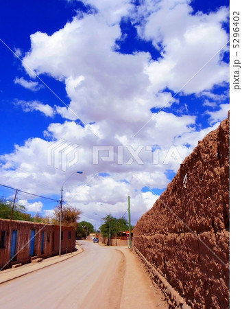 アドべの道と青空 5296402