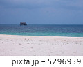 白いビーチと海に浮かぶケロン 5296959