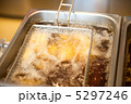 ポテトを揚げる 5297246