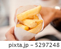 ポテトを持つ 5297248