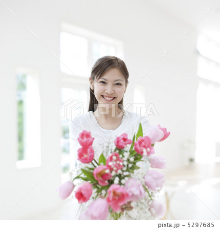 花束を差し出す女性の写真素材