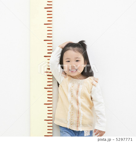 身長を測る日本人の女の子 5297771